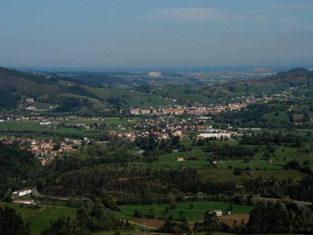 Vista de Santa María de Cayón